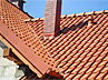 Stawianie dachu na domku jednorodzinnym w Ubiedrzu.