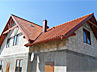 Stawianie dachu na domku jednorodzinnym w Ubiedrzu.